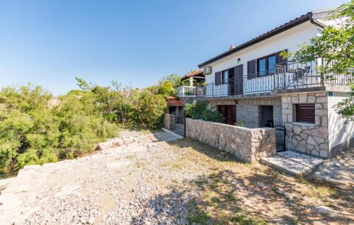 Viesnīcas āriene, 2 Bedroom Nice Home In Prizna in Prizna