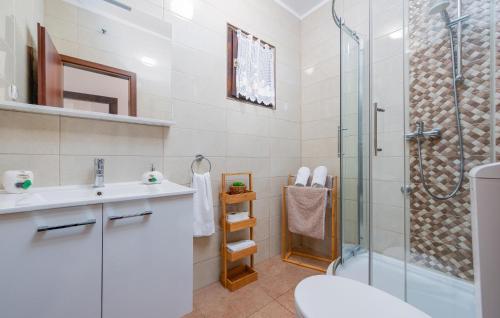 Vannas istaba, 2 Bedroom Nice Home In Prizna in Prizna