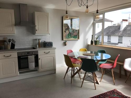 Cocina, Swanky & Spacious Luxury 3 Bed in Uckfield