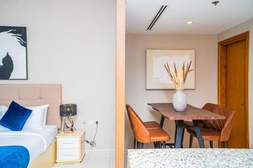 Escape24 Spacious Studio with Balcony near Dubai Mall - image 2