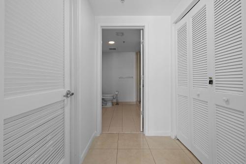 516-2Bd2Ba Midblock Apartment FREE parking in Miami, USA
