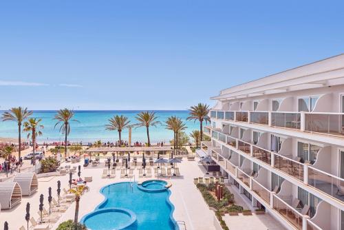 Double Room with Balcony and Sea View image 10