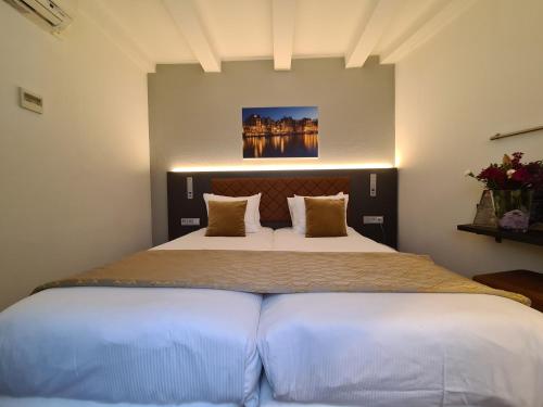 Avenue Hotel - image 4