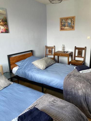 2 twin beds