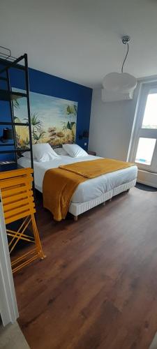 1 king bed, 1 sofa bed