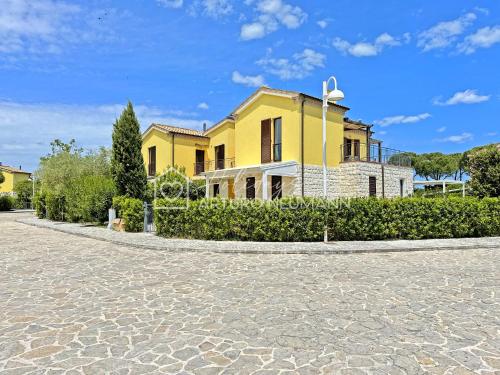634 - Appartamento al primo piano di una villetta al Residence Adamo ed Eva con ampio terrazzo, piscina campo da tennis -SPIAGGIA AL WHITE BEACH CLUB INCLUSA
