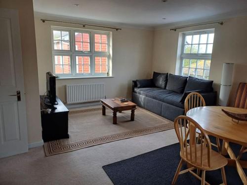 Arundel Central Apartment with parking in Arundel
