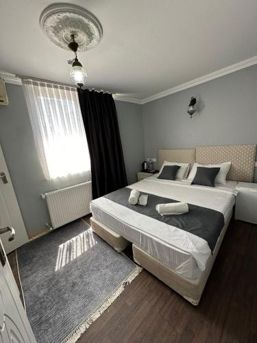 Standard Double Room image 4