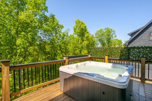 New Listing Promo! Heart Lake: Hot Tub & Game Room in Dandridge, USA