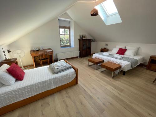 1 king bed, 1 twin bed