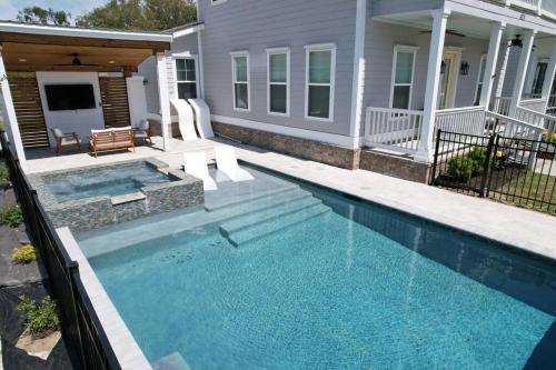 Walk to Beach with Heated Pool Spa views & oak trees in Gulfport, USA