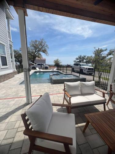 Walk to Beach with Heated Pool Spa views & oak trees in Gulfport, USA
