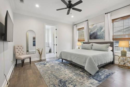 Walk to Beach with Heated Pool Spa views & oak trees in Gulfport, USA