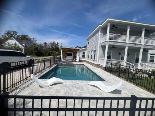 Walk to Beach with Heated Pool Spa views & oak trees in Gulfport, USA