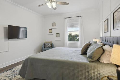 Walk to Beach with Heated Pool Spa views & oak trees in Gulfport, USA
