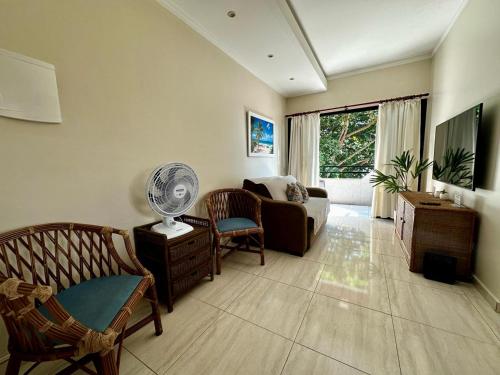 Shared lounge/TV area, Guaruja Praia do Tombo! Ar, Piscina, Vaga, WIFI, TV Smart, perto da praia! near Grupta Do Acai