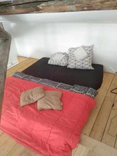 Matelas sur mezzanine dans loft vide - Chambre d'hôtes - Sète