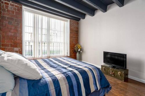 Unique and Charming Downtown Apt - Tap to explore photos
