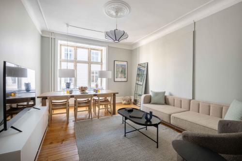 NEW charming apt in City Center