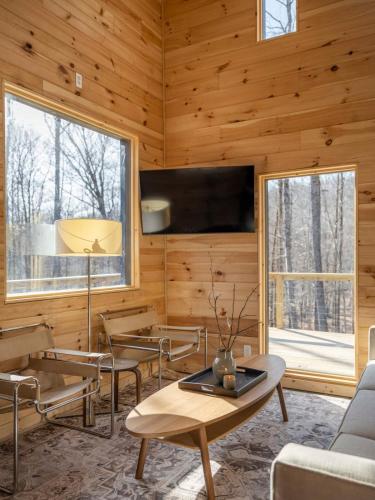 Lexie by Summer - Modern Rustic Tiny Home in Roscoe, USA