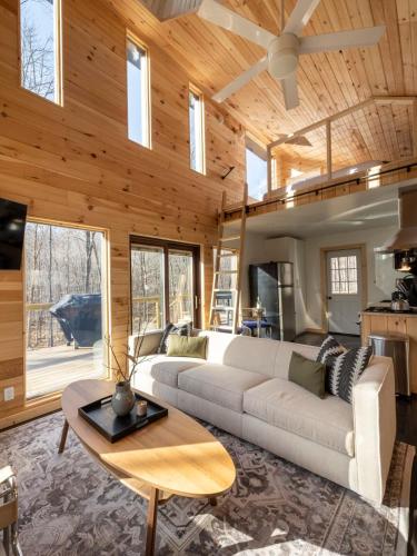 Lexie by Summer - Modern Rustic Tiny Home in Roscoe, USA