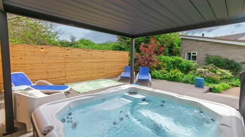 Ladywell Croyde - Super stylish large home with pool table, woodburner, pizza oven and Hot Tub Option, Sleeps 12