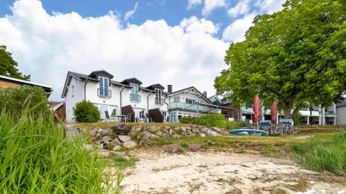 Haus Seeblick mit 9 Wohnungen in Alt Reddevitz, Deutschland