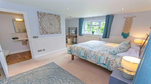 Ladywell Croyde - Super stylish large home with pool table, woodburner, pizza oven and Hot Tub Option, Sleeps 12