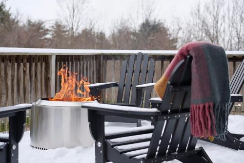 Private Modern Home with Fire Pit by Summer in Cornwallville, USA