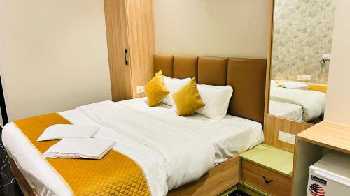 1 king bed, 1 futon bed