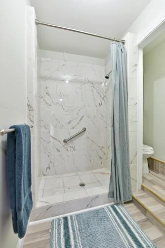 douche, Bedroom and bathroom - perfect for solo traveler in Wellington