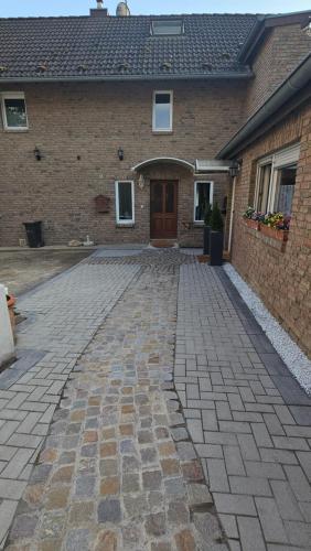 MONTEURWOHNUNG an der Wasserburg WEILERSWIST-METTERNICH, E-LADESTATION, Nähe PHANTASIALAND, PALMENPARADIES Euskirchen MONTEURWOHNUNG an der Wasserburg WEILERSWIST-METTERNICH, E-LADESTATION, Nähe PHANTASIALAND, PALMENPARADIES Euskirchen