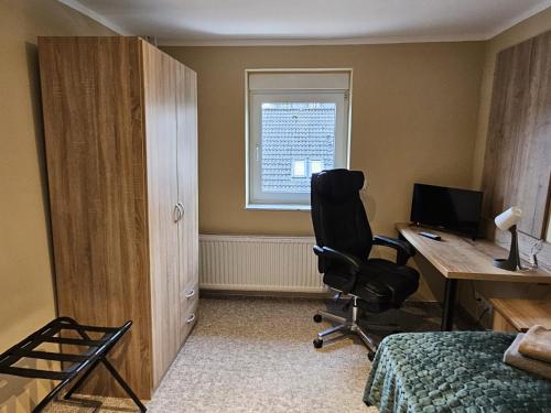 MONTEURWOHNUNG an der Wasserburg WEILERSWIST-METTERNICH, E-LADESTATION, Nähe PHANTASIALAND, PALMENPARADIES Euskirchen MONTEURWOHNUNG an der Wasserburg WEILERSWIST-METTERNICH, E-LADESTATION, Nähe PHANTASIALAND, PALMENPARADIES Euskirchen