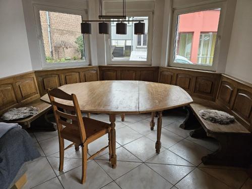 MONTEURWOHNUNG an der Wasserburg WEILERSWIST-METTERNICH, E-LADESTATION, Nähe PHANTASIALAND, PALMENPARADIES Euskirchen MONTEURWOHNUNG an der Wasserburg WEILERSWIST-METTERNICH, E-LADESTATION, Nähe PHANTASIALAND, PALMENPARADIES Euskirchen