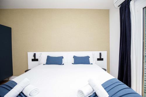 Three-Bedroom Apartment with Balcony image 7
