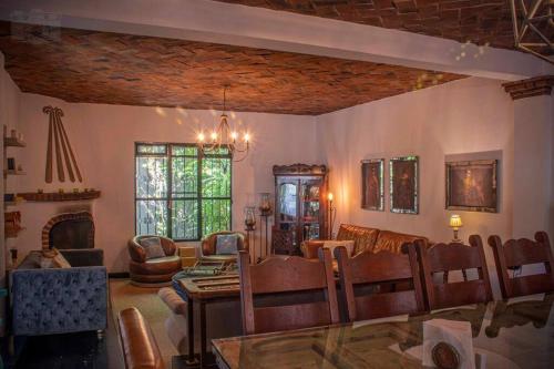 5Br House 4 Blocks away to the Parish 7 min walk in San Miguel de Allende, Mexico