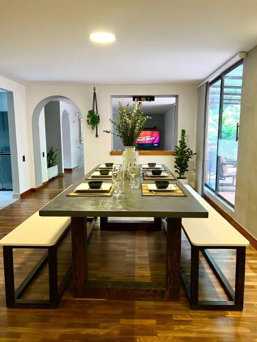 Provenza Oasis ~ Renovated Apt ~ Pvt Terrace ~ 500mbWiFi