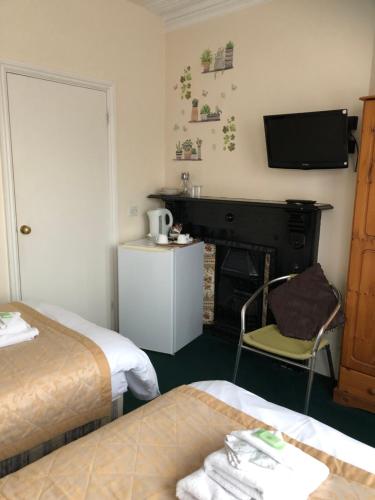 Fairways Guest House - Tap to explore photos