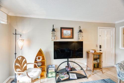 Amenity-Rich St Simons Condo 1 Mi to Beaches! - main image