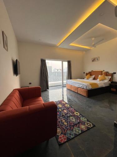 1 king bed, 1 sofa bed