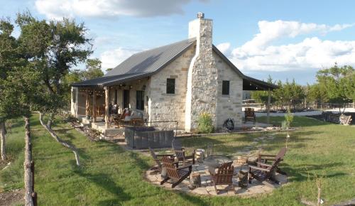 The Outpost - Secluded, pet friendly cabin with amazing views, hot tub, fireplace and near Enchanted Rock! in Fredericksburg, USA