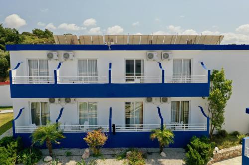 Camera tripla, vista sulla piscina, 3 letti