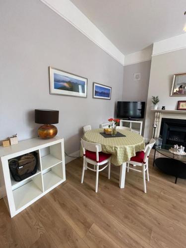 Superb Location 3 MIN TO RDS, AVIVA, D4 2 BED APARTMENT