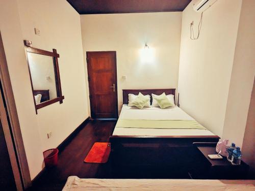 1 double bed, 1 twin bed
