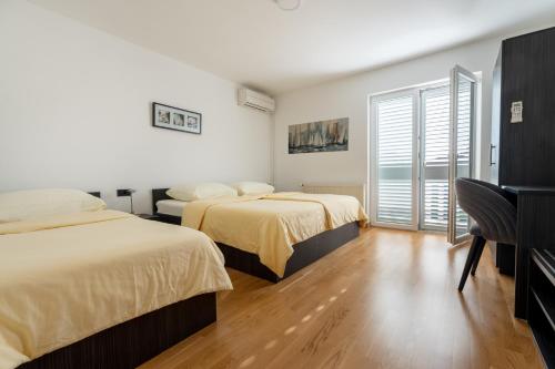 3 twin beds, 1 sofa bed