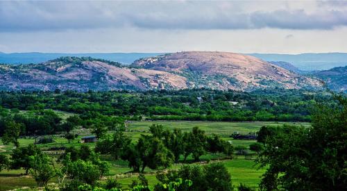 The Outpost - Secluded, pet friendly cabin with amazing views, hot tub, fireplace and near Enchanted Rock! in Fredericksburg, USA