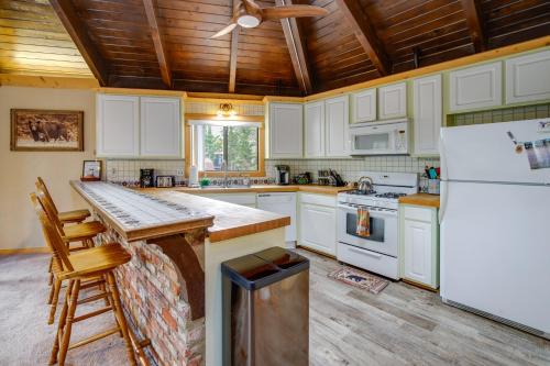 Big Bear Cabin with Hot Tub 3 Mi to Skiing! in Big Bear Lake, USA