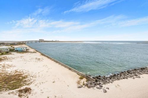 Grand Pointe 502- Gulf-front water on 2 sides near Gulf Shores Steamer