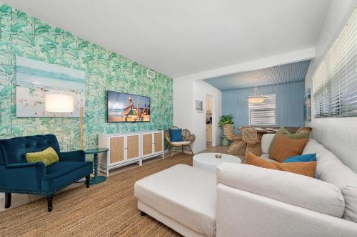 Walk to Beach, Heated Pool, Dog-Friendly, Firepit in Daytona Beach, USA