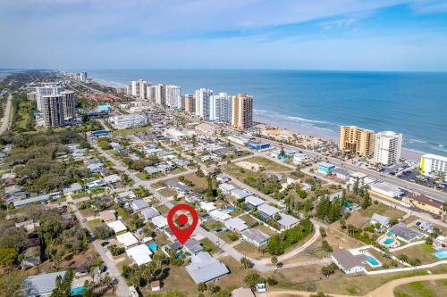 Walk to Beach, Heated Pool, Dog-Friendly, Firepit in Daytona Beach, USA